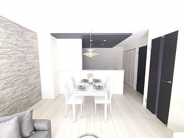 家族や友人、両親、親戚とこれから沢山の時間を紡ぐのだろう。そこを彩るのは窓から見える青い空、心地よい緑。そんなイメージが膨らむリビングスペース。 