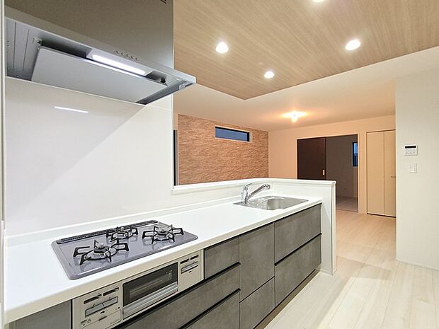 対面式のシステムキッチン。 調理しながらでも家族の様子を見守れる為、子育て世帯にもオススメです。