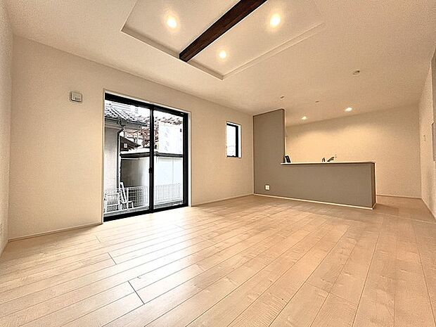 家族や友人、両親、親戚とこれから沢山の時間を紡ぐのだろう。そこを彩るのは窓から見える青い空、心地よい緑。そんなイメージが膨らむリビングスペース。 