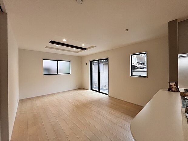 家族の集うリビングには色々な方向から光が差し込む設計に。家族のコミュニケーションが弾むスポットだから明るい雰囲気であってほしい。 