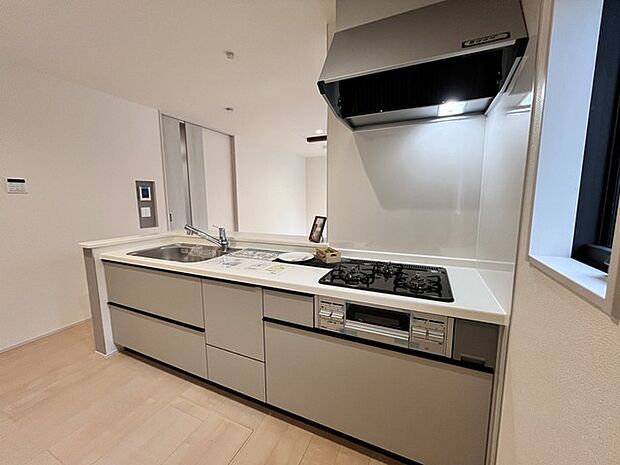 家族が一番集まる場所だから広々としつつも素敵な空間であって欲しい。皆がくつろぐリビングからキッチンまでが一つに繋がる空間。 