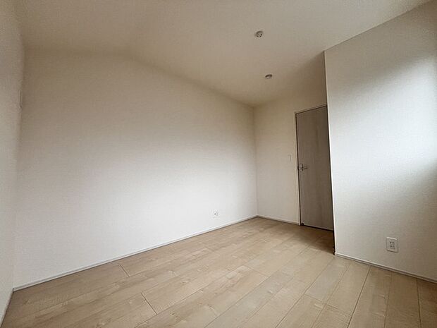 どんな家具にでも相性が良い清潔感ある白色調のクロスを採用。主張しすぎない配色、耐久性にも優れた床材は日々のメンテナンスも楽に、快適に過ごして頂けるよう考えられています。  