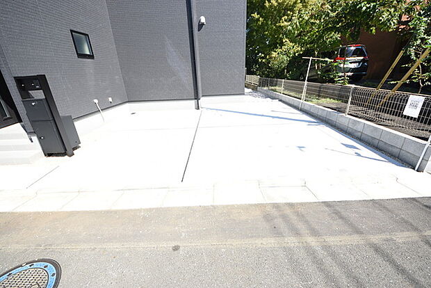 セカンドカーや来客時にも便利なカースペース2台分ございます。 