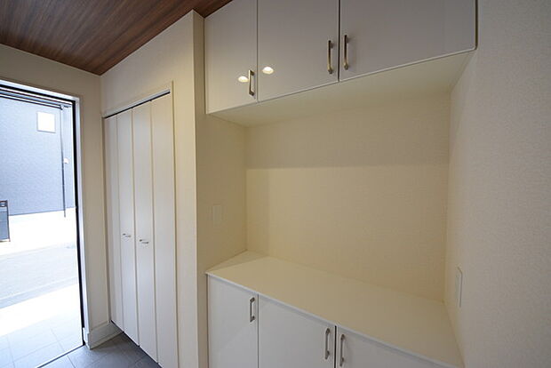 明るく開放的な玄関、靴の脱ぎ履きもしやすく、収納も豊富でご家族皆様の靴をスッキリ収納できます。