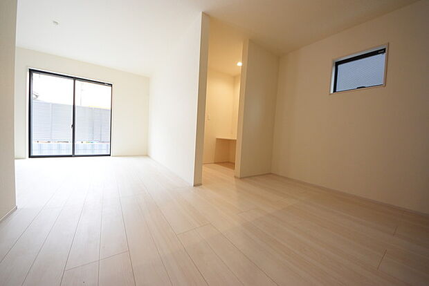 いつも家族の集まるリビングは広々とした18.63帖。通風・採光にも優れ、心安らぐ風と光がたえない空間。汎用性に富んだ居住スペースと、高揚感さえも与えてくれる住空間です。