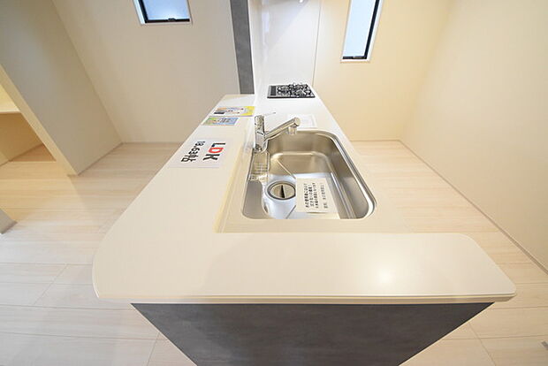 リビングにいる家族の顔が見渡せるカウンターキッチン。お料理もより一層おいしく、楽しく。食器棚を背面に設置しても十分な広さを確保しています。