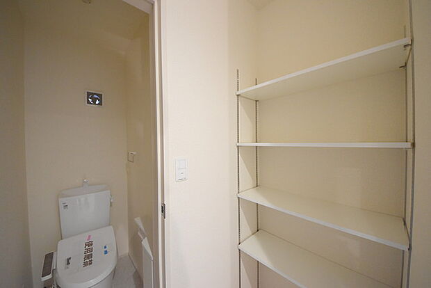 二階のトイレ手前にも収納棚