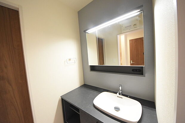 使い勝手の良い洗面台、窓があることで換気もしやすく清潔感のある空間を保てます。