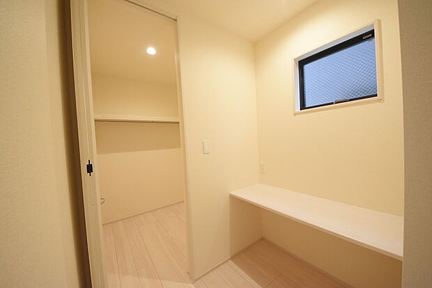 収納で悩む時間をなくしたい。家族の衣服が多くても頼もしいWIC(ウォークインクローゼット)