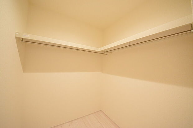 収納で悩む時間をなくしたい。家族の衣服が多くても頼もしいWIC(ウォークインクローゼット)