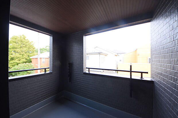プライバシーを確保しやすい広々としたインナーバルコニー。雨天時でも洗濯物が濡れることなく安心です。