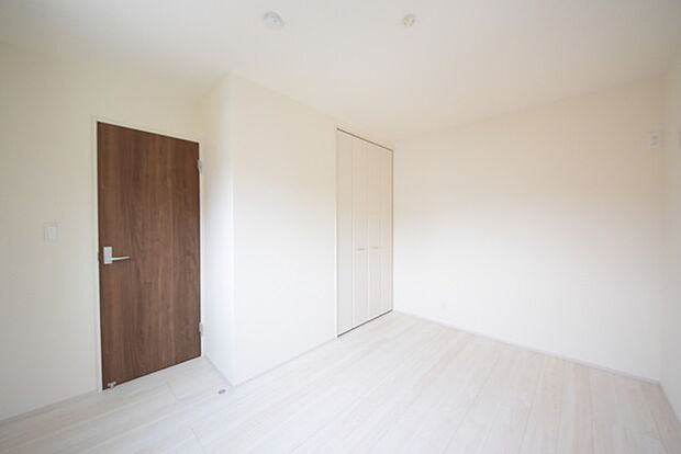 洋室。大きさは6.06帖です。東南角部屋。