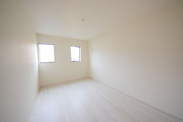 今からここを誰のお部屋にしようか、そんな洋室。大きさは7.5帖です。