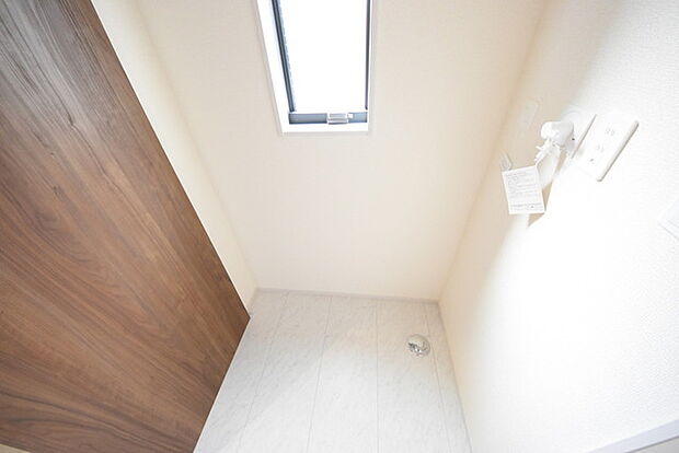 使い勝手の良い洗面台、窓があることで換気もしやすく清潔感のある空間を保てます。