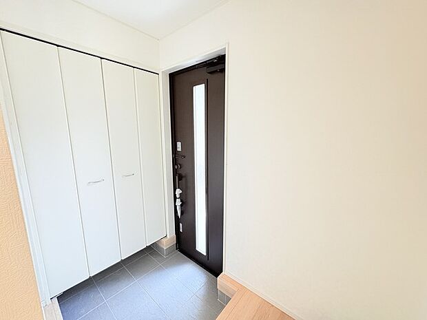 明るく開放的な玄関、靴の脱ぎ履きもしやすく、収納も豊富でご家族皆様の靴をスッキリ収納できます。 