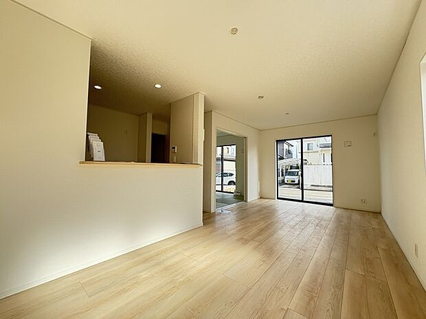 家族や友人、両親、親戚とこれから沢山の時間を紡ぐのだろう。そこを彩るのは窓から見える青い空、心地よい緑。そんなイメージが膨らむリビングスペース。 