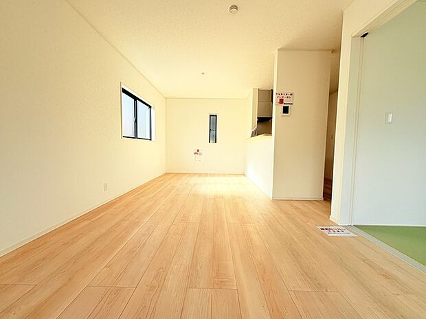 家族団欒のリビング。陽光差し込む食卓には家族の会話とスマイルが溢れます。いつまでもここで食卓を囲みたくなる、そう感じさせてくれるスペース。 