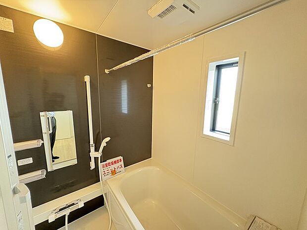 一緒にお風呂に入っている子供達の声がリビングまで聞こえてきそうな広々とした1坪バス 