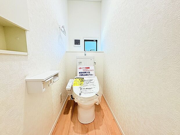 ウォシュレット機能付きのトイレ。換気のしやすい窓付きで、収納もあり実用性も兼ね備えた造り。 
