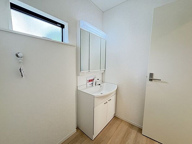 お出かけ前の身だしなみに一歩差がつく三面鏡。ミラー裏にはたっぷり収納もございます。 