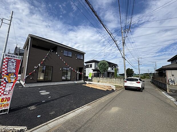 セカンドカーや来客時にも便利なカースペース3台分ございます。 