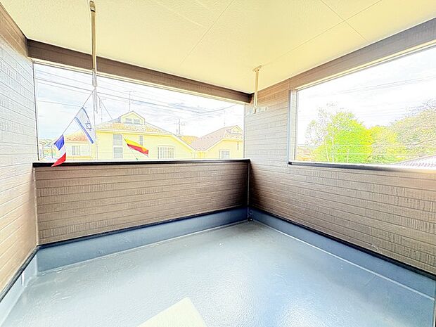 プライバシーを確保しやすい広々としたインナーバルコニー。雨天時でも洗濯物が濡れることなく安心です。 