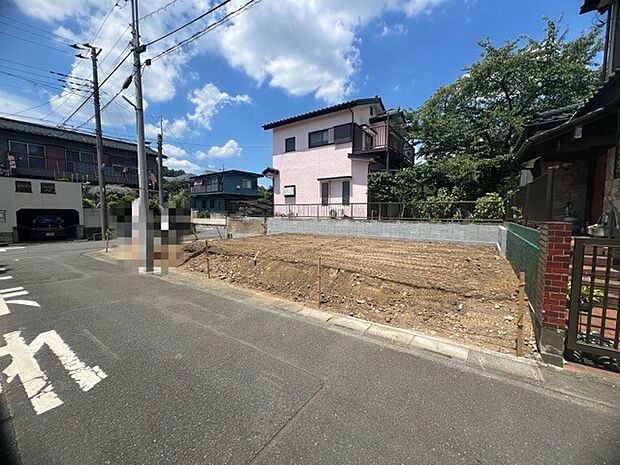 セカンドカーや来客時にも便利なカースペース2台分ございます。 