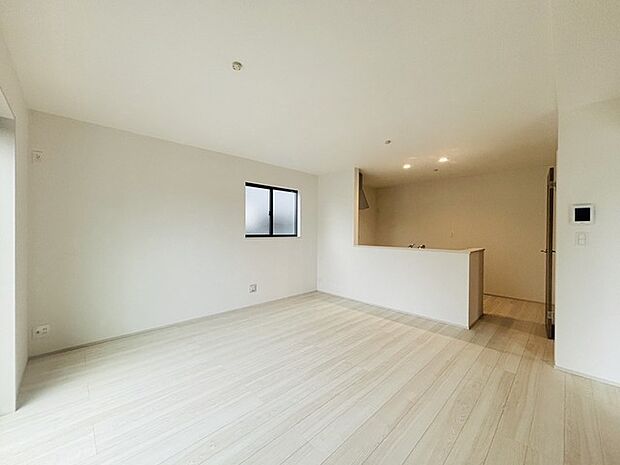 家族団欒のリビング。陽光差し込む食卓には家族の会話とスマイルが溢れます。いつまでもここで食卓を囲みたくなる、そう感じさせてくれるスペース。 