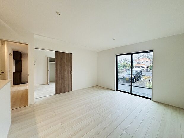 大きな開口部から明るい光が差し込むリビング。日中の室内の明るさがこの部屋の魅力です。 