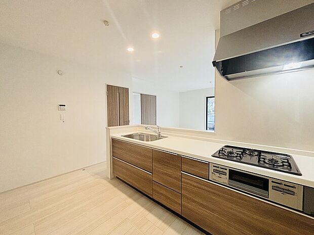 家族が一番集まる場所だから広々としつつも素敵な空間であって欲しい。皆がくつろぐリビングからキッチンまでが一つに繋がる空間。 