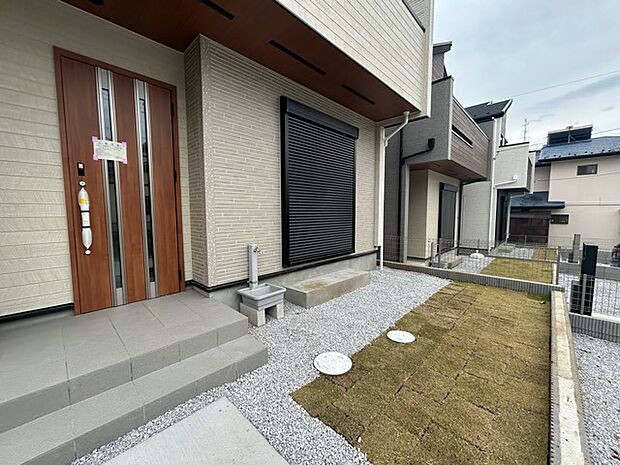 玄関はおうちの顔とも呼ばれる重要な場所！明るくスッキリと見える空間で住まう人を見送り、出迎えてくれます。 