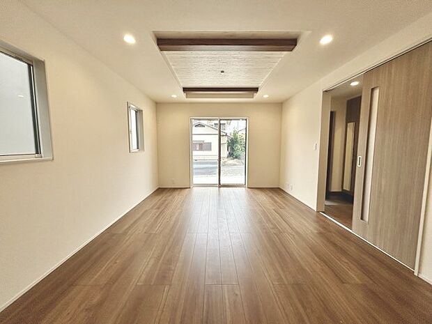 家族団欒のリビング。陽光差し込む食卓には家族の会話とスマイルが溢れます。いつまでもここで食卓を囲みたくなる、そう感じさせてくれるスペース。 