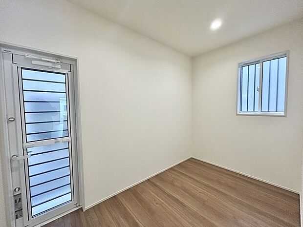 大容量のパントリーがございますので、非常食や食品のストックも沢山置けます。 