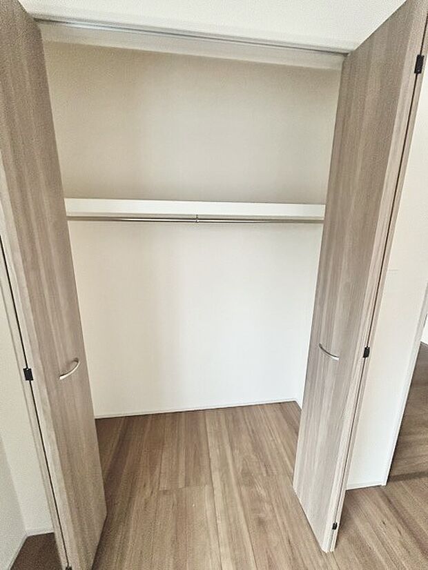 衣類の整理整頓に嬉しいクローゼット付きのお部屋。お子様のお部屋としても便利です。 