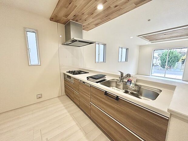 家族団欒のリビング。陽光差し込む食卓には家族の会話とスマイルが溢れます。いつまでもここで食卓を囲みたくなる、そう感じさせてくれるスペース。 