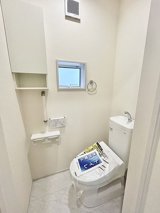 ウォシュレット機能付きのトイレ。換気のしやすい窓付きで、収納もあり実用性も兼ね備えた造り。 