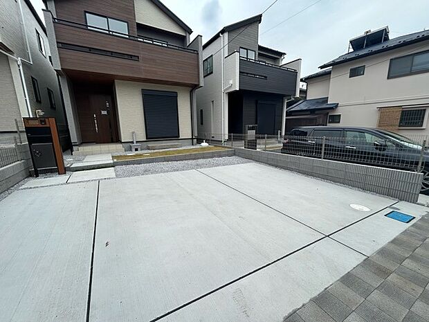 セカンドカーや来客時にも便利なカースペース2台分ございます。 