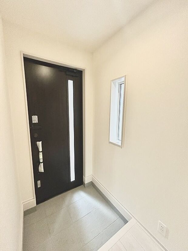 玄関はおうちの顔とも呼ばれる重要な場所!明るくスッキリと見える空間で住まう人を見送り、出迎えてくれます。