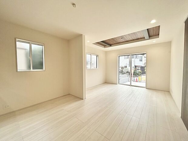 家族や友人、両親、親戚とこれから沢山の時間を紡ぐのだろう。そこを彩るのは窓から見える青い空、心地よい緑。そんなイメージが膨らむリビングスペース。