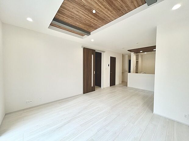 家族の集うリビングには色々な方向から光が差し込む設計に。家族のコミュニケーションが弾むスポットだから明るい雰囲気であってほしい。