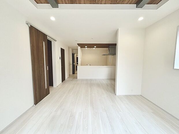 どんな家具にでも相性が良い清潔感ある白色調のクロスを採用。主張しすぎない配色、耐久性にも優れた床材は日々のメンテナンスも楽に、快適に過ごして頂けるよう考えられています。