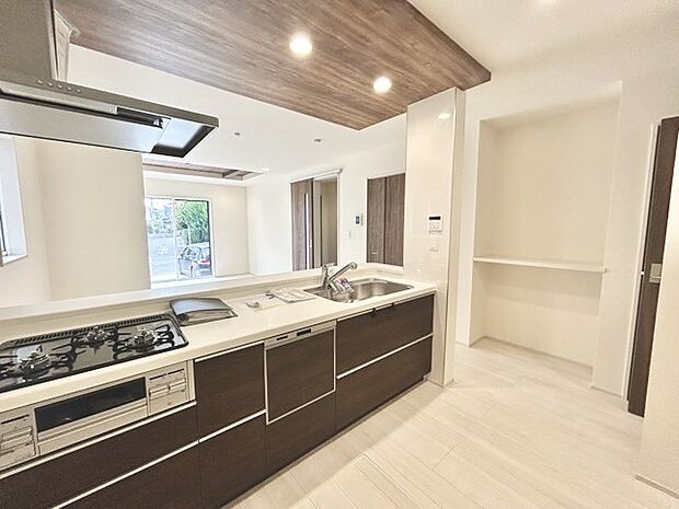 リビングにいる家族の顔が見渡せるカウンターキッチン。お料理もより一層おいしく、楽しく。食器棚を背面に設置しても十分な広さを確保しています。