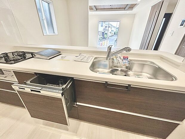 時短に活躍する食器洗浄機や一杯の水も楽しめる浄水器があるシステムキッチン。