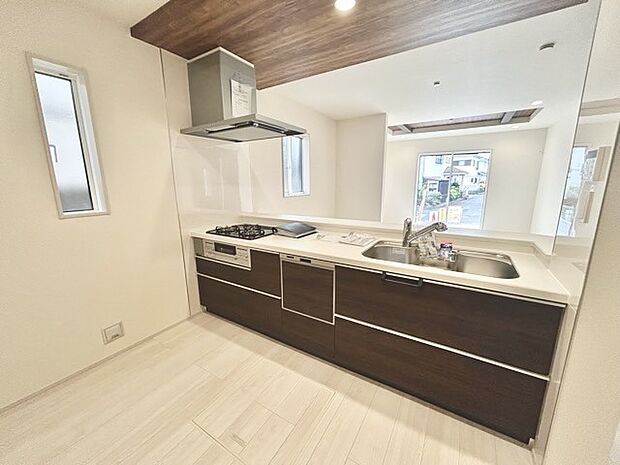 家族が一番集まる場所だから広々としつつも素敵な空間であって欲しい。皆がくつろぐリビングからキッチンまでが一つに繋がる空間。