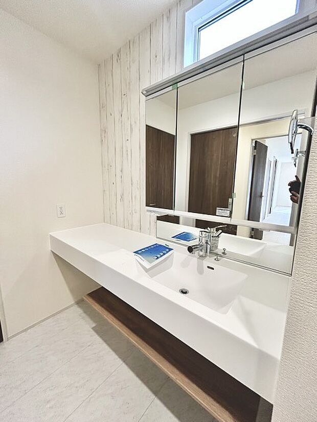 お出かけ前の身だしなみに一歩差がつく三面鏡。ミラー裏にはたっぷり収納もございます。