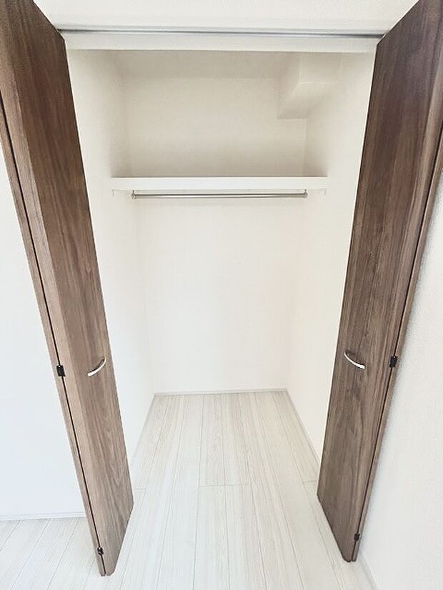 広々収納で、仕事着、普段着をまとめて収納できます。