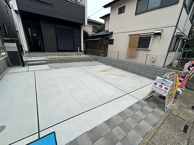 前面道路は広く、駐車がしやすいです。駐車スペース2台分ございます。