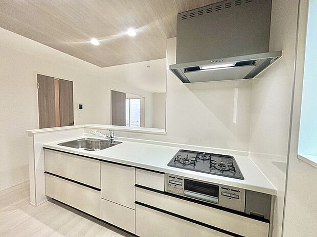 キッチンはオープンカフェスタイルだからリビングとの一体感はバッチリ。毎日のお料理時間も楽しくなりそうです。 