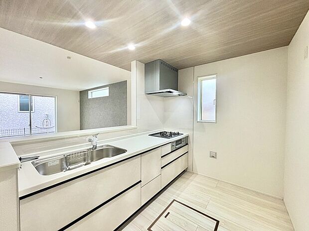 リビングにいる家族の顔が見渡せるカウンターキッチン。お料理もより一層おいしく、楽しく。食器棚を背面に設置しても十分な広さを確保しています。 