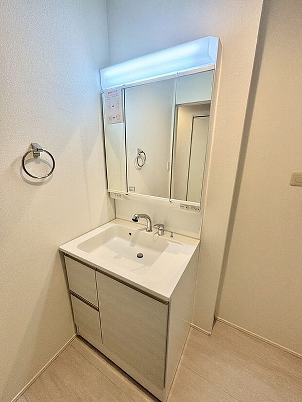 ゆとりの洗面スペースで朝の身支度もスムーズに行えます。 